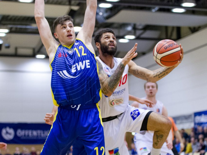 Tarique Thompson hatte im Duell mit Robert Drijencic den längeren Atem. Foto: Reinelt/PresseBlen.de