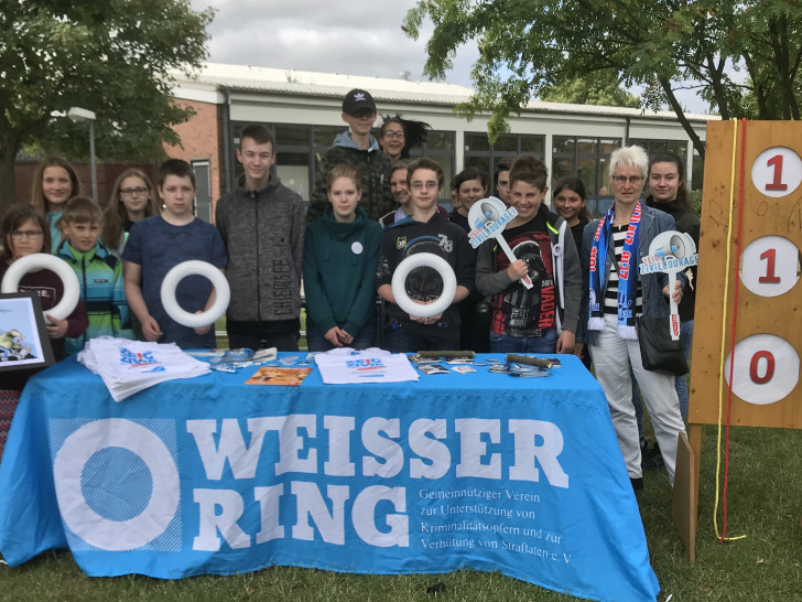 Komm. Schulleiterin Kegel und SchülerInnen der OBS Vienenburg freuen sich über das Engagement des es WEISSEN RINGS beim Schulfest. Foto: WEISSER RING