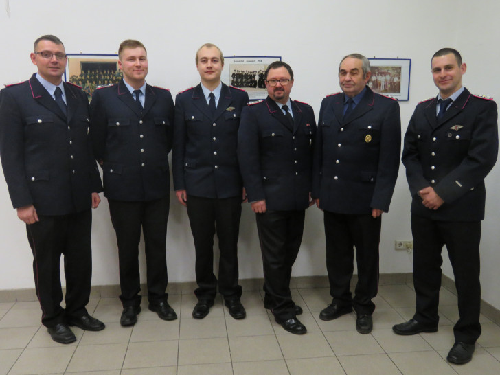 Von links: Ortsbrandmeister Holger Helwig, Marco Langer, Dominik Jäger, Thomas Kottwitz, Hartmut Helwig, stv. Ortsbrandmeister Florian Moder. Foto: Feuerwehr Adersheim