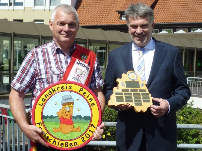 v.l.n.r. Kreiskönig 2017 Frank Samland, Erster Kreisrat Henning Heiß. Foto: Landkreis Peine