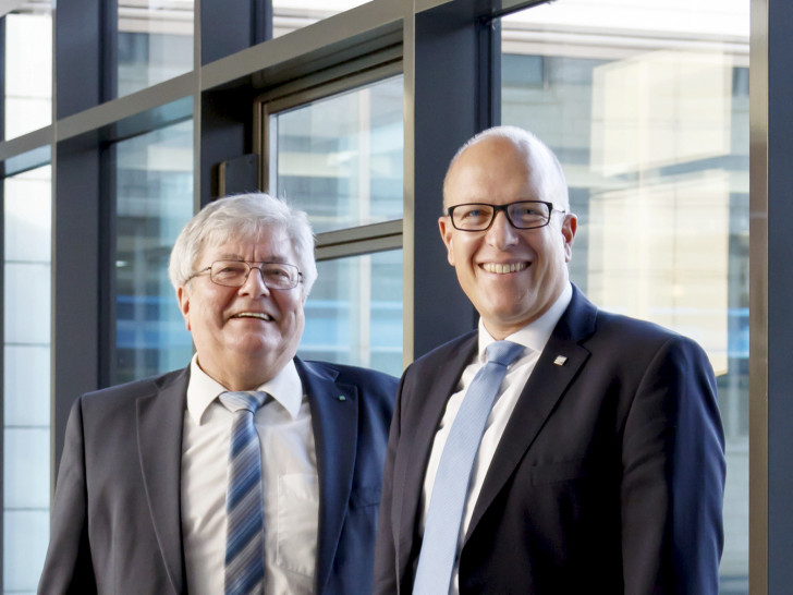 Die Institutsleitung des Fraunhofer IST, Prof. Dr. Christoph Herrmann (rechts) und Professor Dr. Günter Bräuer. Foto:  Ulrike Balhorn/Fraunhofer IST