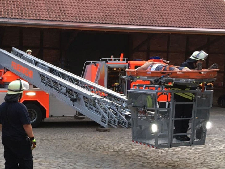 Die Feuerwehr probte ein realistisches Szenario. Auch eine Drehleiter war im Einsatz. Foto: Feuerwehr Wolfenbüttel