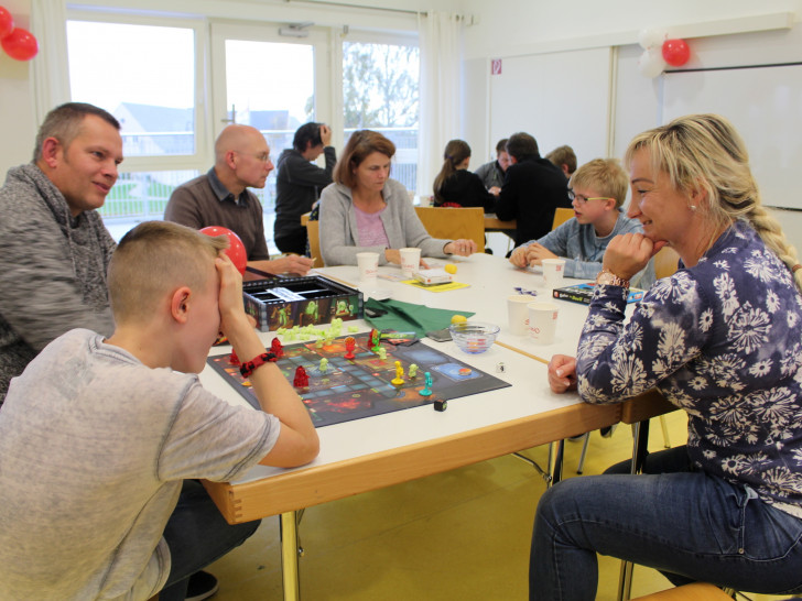 Die Tische des ITZ waren mit spielenden Familien und Gruppen gut belegt. Fotos: Alexander Dontscheff