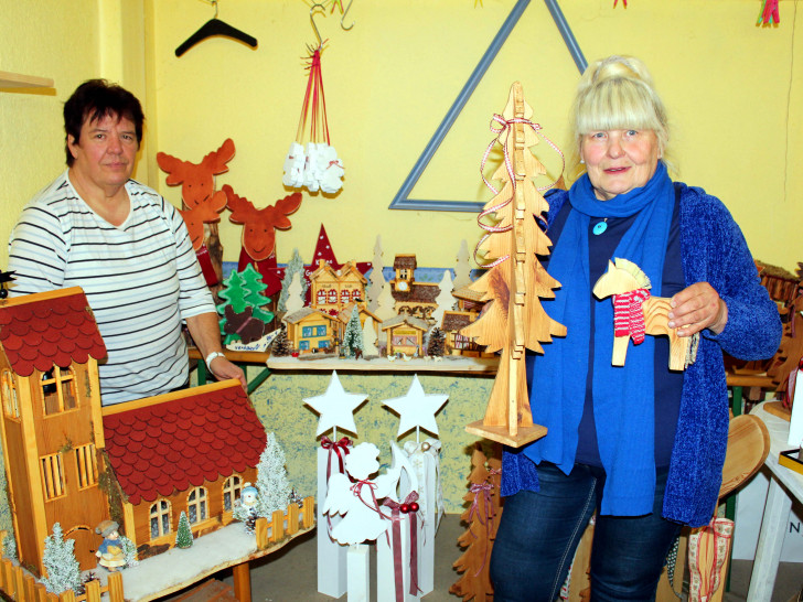 Helga Dietrichs aus Klein Biewende und Irene Suck (links) sahen sich in Watzum den neuen Adventsschmuck an. Foto: Bernd-Uwe Meyer
