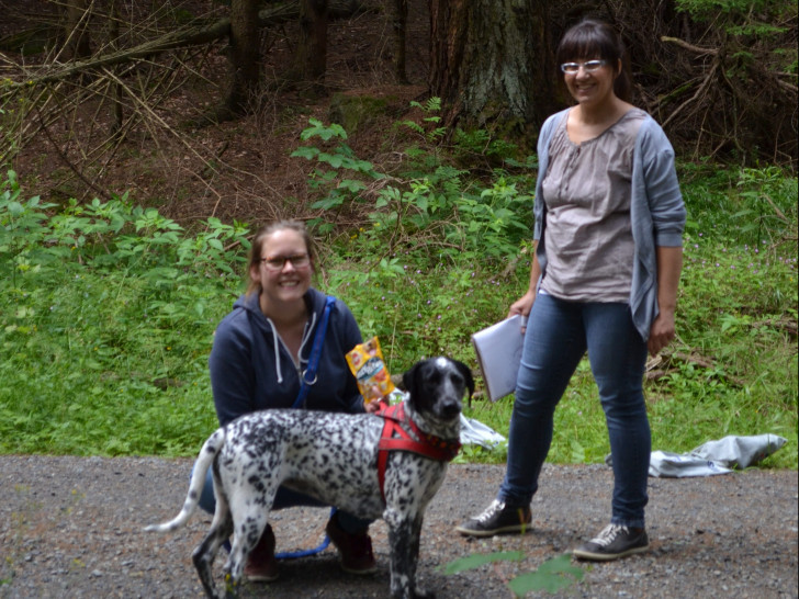 Abenteuer Wildnis lautet das Motto in Salzgitter-Bad, auf das sich die Dozentinnen Melanie Bänsch (sitzend), Melanie Schöckel und die Dalmatinerdame Mila freuen. Foto: Stadt Salzgitter