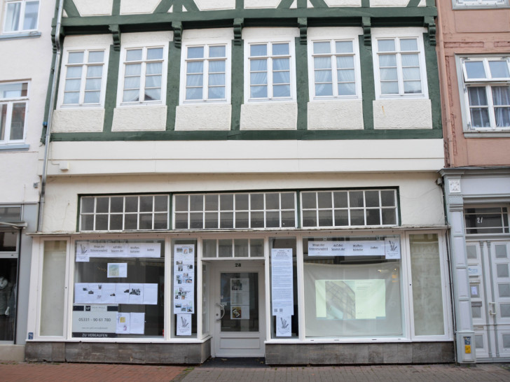 In einem leerstehenden Geschäft auf der Langen Herzogstraße 28 werden in dieser Woche die Ergebnisse des Projektes „Wege der Erinnerung(en) präsentiert.“ Foto: Gedenkstätte in der JVA Wolfenbüttel