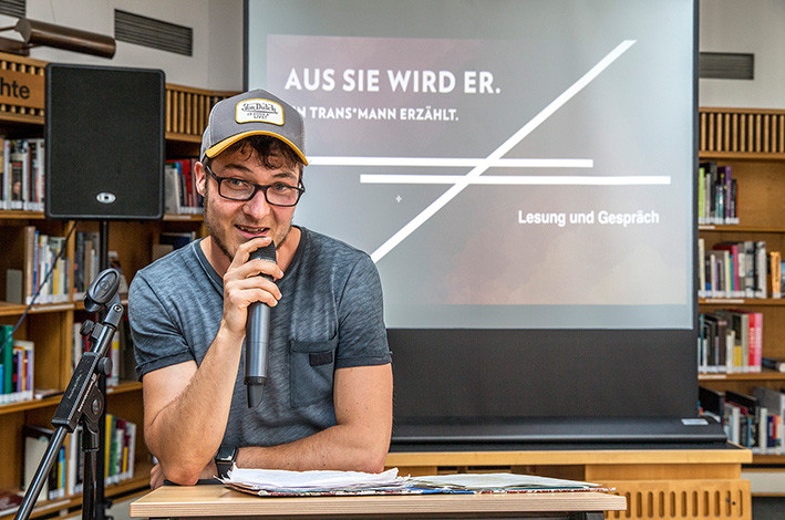 Der vortragende Trans-Mann Karu-Levin Grunwald-Delitz. Foto: Stadt Wolfsburg