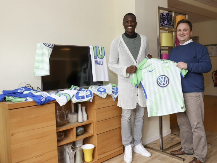 VfL Wolfsburg Spende durch Josuha Guilavogui an das Hospizhaus. Geschäftsführer Lukas Weiß freut sich. Foto: regios24/Anja Weber