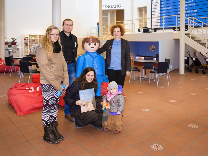 Tessy, Projektleiter Robert Hintz M.A., Frau Groth mit Tochter Laura, Museumsdirektorin Dr. Heike Pöppelmann (von links nach rechts) / A. Pröhle, BLM
