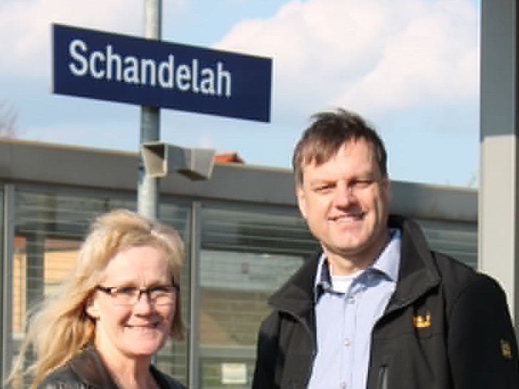 Foto: Ortsbürgermeisterin Ute Widow und Gemeindebürgermeister Detlef Kaatz am Bahnhof in Schandelah
