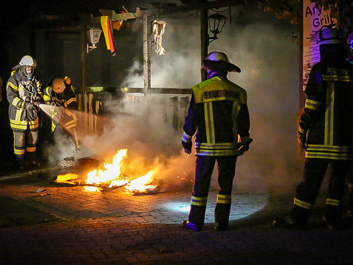 Feuerwehrkräfte mit Atemschutzgeräten löschen  den Brand. Foto: Werner Heise