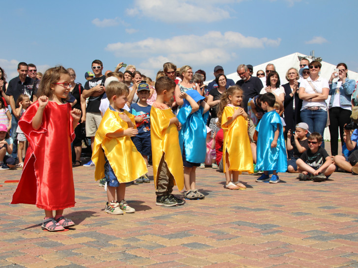 Als Farben verkleidet tanzten die Kinder des Lebenshilfe-Kindergartens Löwenzahn zu einem Regenbogen-Lied. Foto: Lebenshilfe 