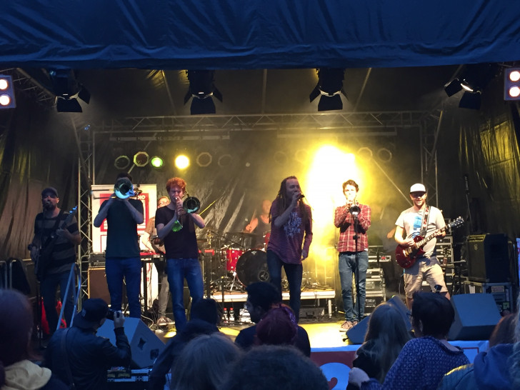 Vor der Bühne am Bankhaus Seeliger feierte eine Vielzahl von gut gelaunten Leuten die Holländische Band „Bazzookas“. Fotos: Anke Donner 