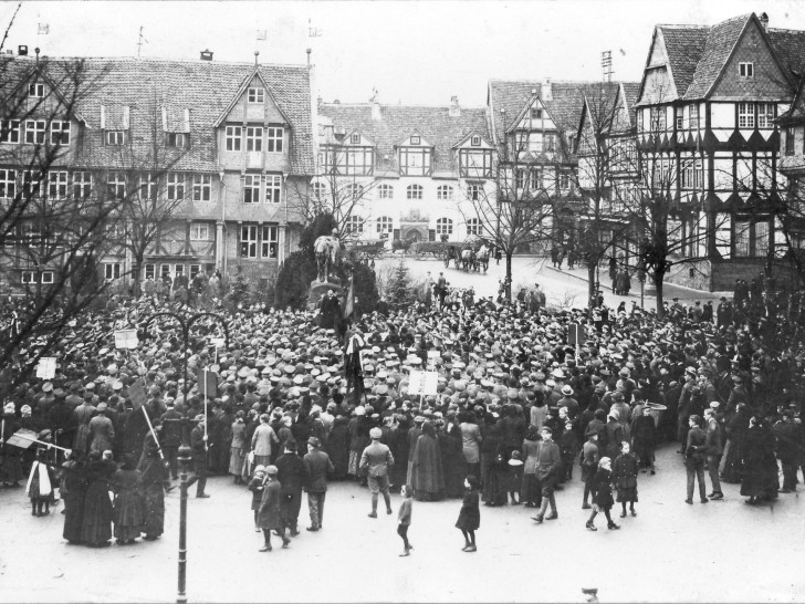 Kommunistische Versammlung auf Stadtmarkt, 1918. Foto: Museum Wolfenbüttel.