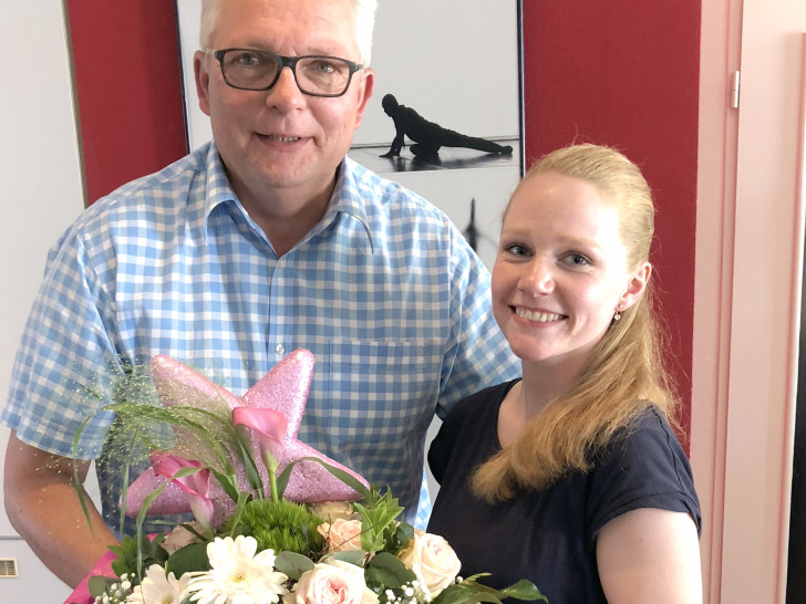 Gärtnermeister Dirk Fellenberg mit Ulrike Plagge. Foto: Stadt Wolfenbüttel