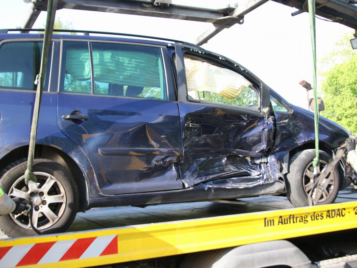 Zwei Insassen des blauen Autos wurden bei dem Aufprall verletzt. Fotos: Rudolf Karliczek