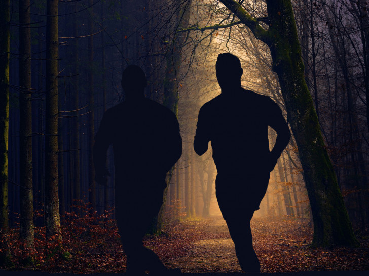 Die Streckenbeleuchtung soll das Laufen für die Jogger auch im Dunkeln attraktiv machen. Symbolfoto: Pixabay