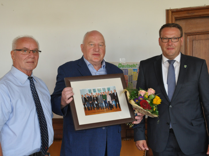 Reinhard Beckmann (Mitte) wurde in der letzten Sitzung vor der Sommerpause aus dem Samtgemeinderat verabschiedet. Foto: Samtgemeinde Grasleben