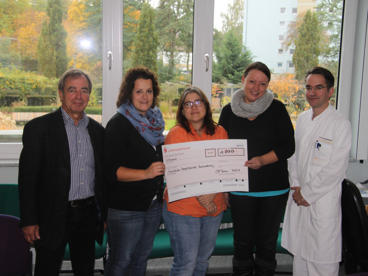 v.l. Dr. Erhard Kellner, Mitglied des Vorstands des ambulanten Hospizdiensts, Stephanie Osterloh OP-Schwester, Christiane Widdrat Koordinatorin des ambulanten Hospizdiensts, Antje Schelm, OP-Schwester, Arne Schaefer, OP-Manager. Foto: HEH