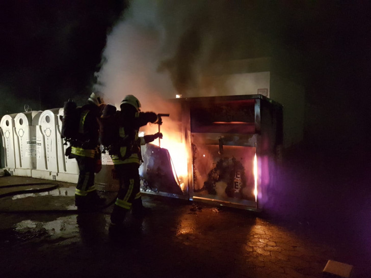Brand der Altkleidercontainer in der Fallersleber Georg-Friedrich-Händel-Straße. Foto: Ortsfeuerwehr Fallersleben
