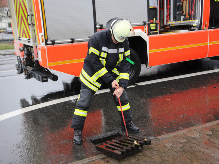 Zur Gefahrenabwehr reinigte die Feuerwehr die Gullys. Fotos: Rudolf Karliczek