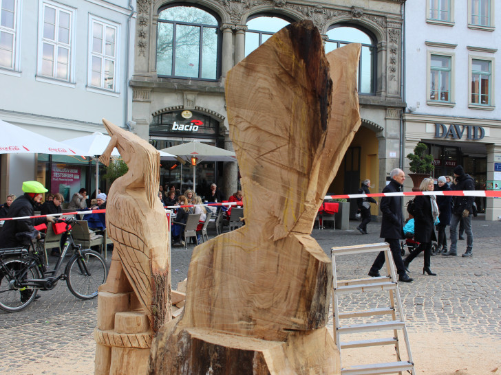 Damit die Holz-Skulpturen so schön anzusehen sind, muss der Künstler viel Herzblut investieren. Foto: Nick Wenkel