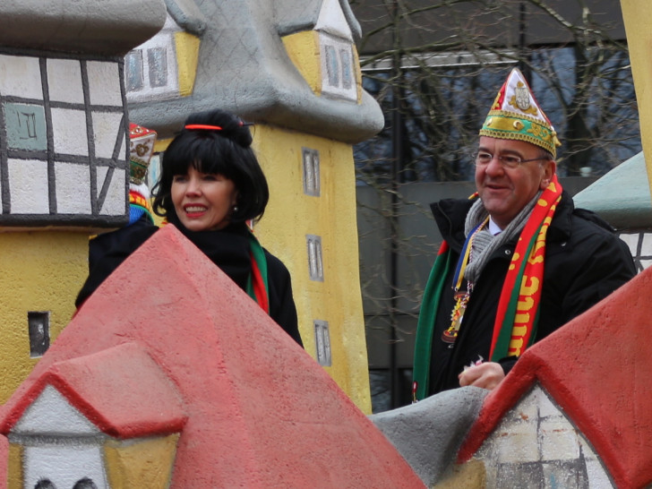 Doris Schröder-Köpf mit ihrem Lebenspartner Boris Pistorius beim Braunschweiger Karnevalsumzug. Foto: Anke Donner