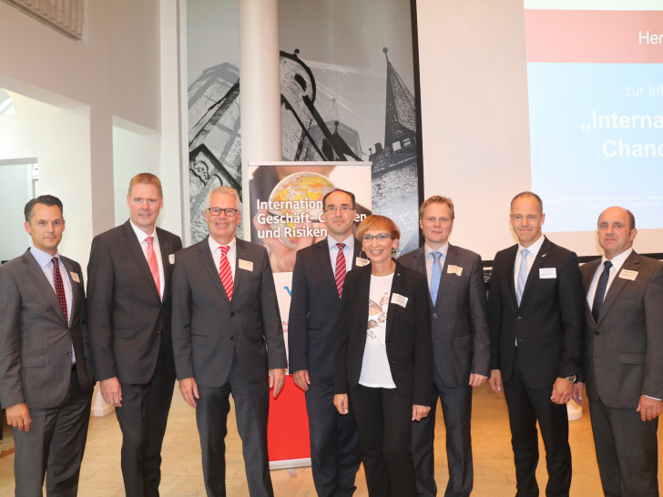 Initiatoren und Referenten des Abends (von links): 
Thilo Drewitz und Christian von Zitzewitz (Deutsche Leasing), Lutz Poguntke (Direktor Firmenkunden der Sparkasse Goslar/Harz), Dr. Jörg Aßmann (Geschäftsführer der WiReGo), Christiane Voss (Bankdirektorin Firmenkunden Süd/West der Braunschweigischen Landessparkasse), Nico Peterschmidt (Geschäftsführer der Inensus GmbH), Stefan Nötzel (Vice President Group Projects der Braunschweigische Maschinenbauanstalt AG), Thomas Winkler (Leiter Fachberatung Ausland der NORD/ Foto: Wirego
