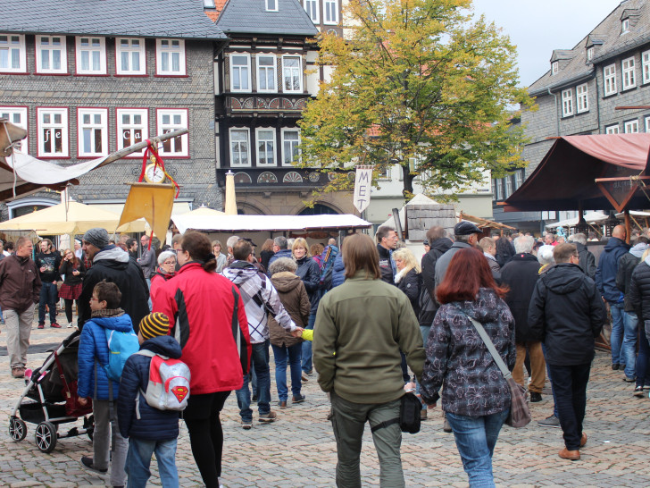 Viele Besucher erfreuten sich an traditionellem Schmuck oder köstlichem Met. Fotos: Janosch Lübke