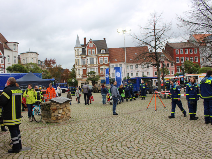 Der erste Peiner Uniformtag lockte viele Besucher auf den Marktplatz. Fotos: Anke Donner