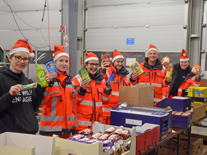 Ehrenamtliche Helfer füllen die Kartons für Johanniter-Weihnachtstrucker. Foto: Oliver Schiff/ Johanniter