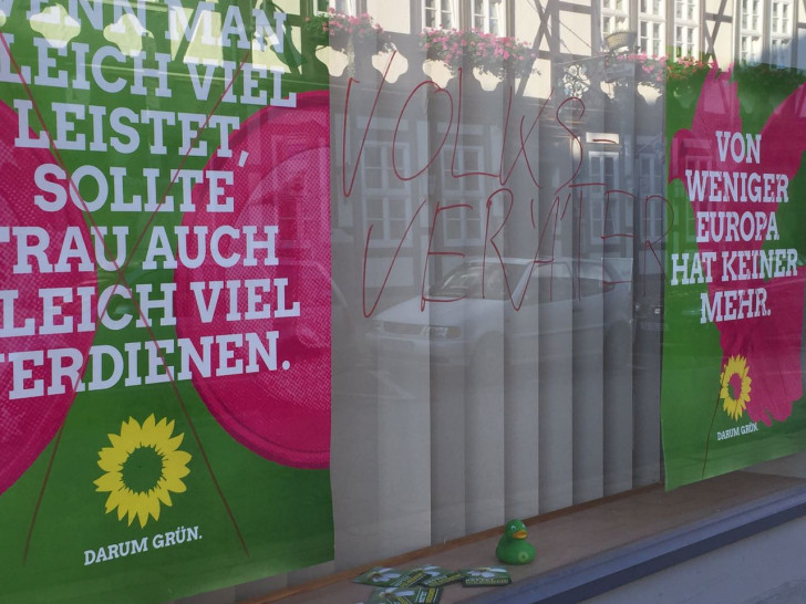 Ein Fenster des Grünen Parteibüros wurde von Unbekannten beschmiert. Foto: Grüne Goslar