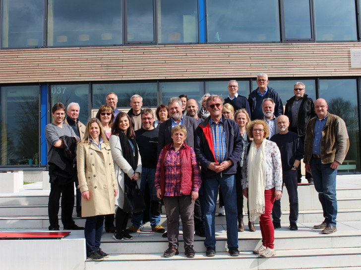 Die Mitglieder des Planungs- und Bauausschuss schauten sich auf ihrer Tour unter anderem auch den neuen Anbau der Anne-Marie Tausch-Schule (BBS III) an. Fotos: Eva Sorembik