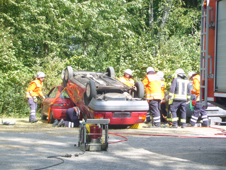 Die Kameraden übten die Rettung nach einem Überschlag. Foto: Feuerwehr