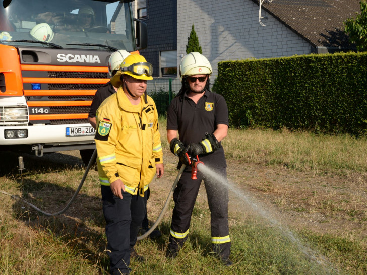 25 Einsatzkräfte wurden auf dem Hof des Feuerwehrhauses Fallersleben weitergebildet. Fotos: Ortsfeuerwehr Fallersleben