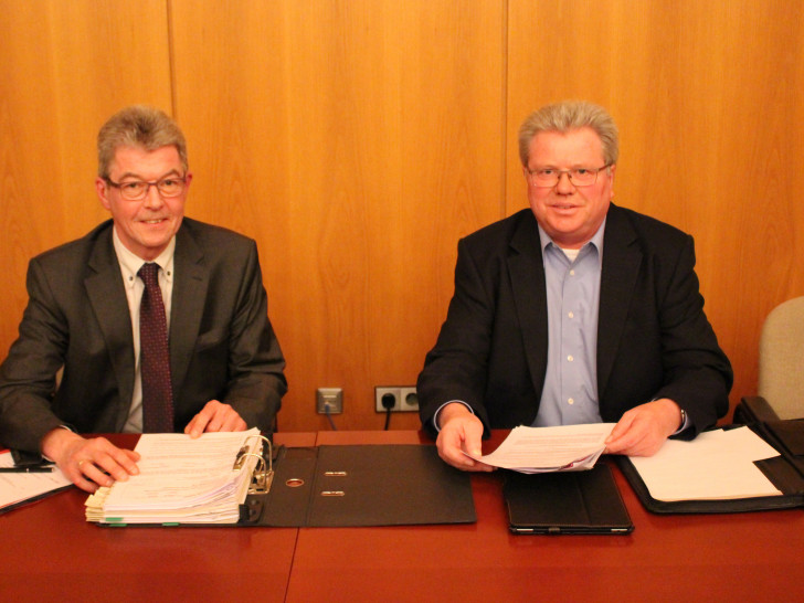 Samtgemeindebürgermeister Rüdiger Fricke und Gemeinderat Lothar Wenzel (CDU) suchen nach Lösungen. Foto: Christoph Böttcher