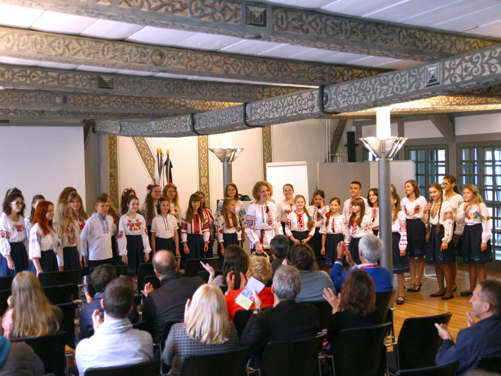Der Kinderchor Vivat Musica aus der Ukraine gab im Ratssaal eine Kostprobe seines Könnens. Foto: Stadt Wolfenbüttel