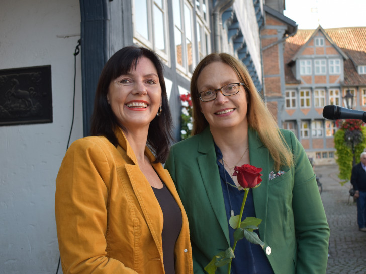 Von links: Dagmar Steffenhagen vom Amt für Wirtschaftsförderung und Tourismus und Martina Staats, Vorsitzende des Kulturrats, eröffneten heute die zehnte Kulturnacht in Wolfenbüttel. Dagmar Steffenhagen bekam auch die erste Rose des Abends. Fotos: Annabell Pommerehne