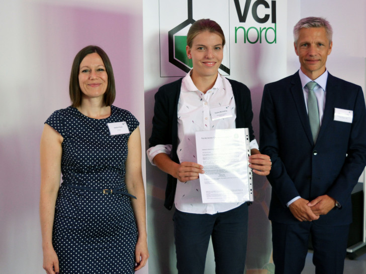 Nadine Priebe (Referentin für Öffentlichkeitsarbeit),  Preisträgerin Sophie Menneking, Dr. Matthias Lemmler (Landesbeauftragten des Wettbewerbs). Foto: GIS