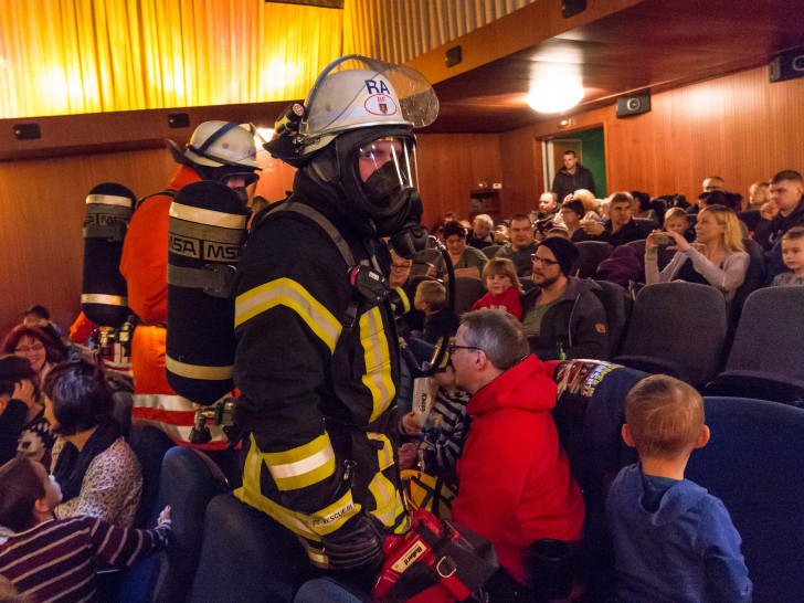 Da staunten die Kinder nicht schlecht, als plötzlich ein Feuerwehrmann im Kinosaal war. Fotos: Rudolf Karliczek