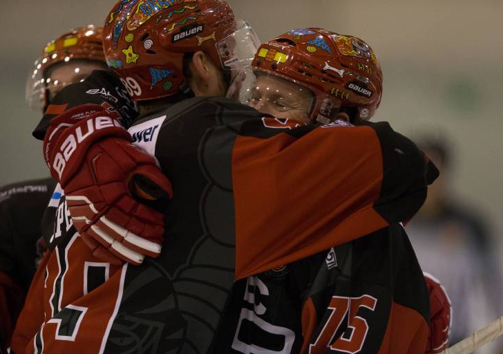 Die Icefighters sind sich einig mit Justin Spenke (li.). Foto: imago/Objectivo