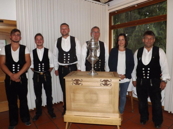 Christian Kruse, Altgeselle, 3.v.l.; Dirk Hildebrandt, Obermeister, 4.v.l.; Susanne Herzig, Berufsschullehrerin, 5.v.l; Jürgen Schacht, Lehrlingswart, rechts) Foto: Dachdecker-Innung) 