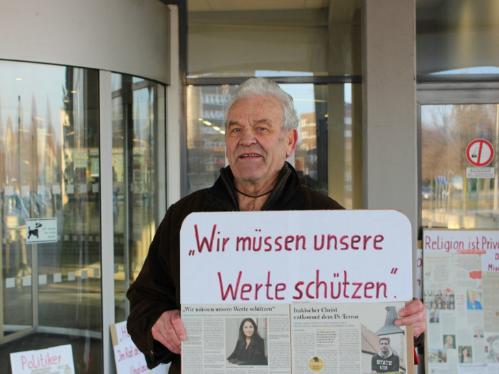 Wolfgang Wolters demonstriert vor dem Rathaus. Foto: Alexander Panknin