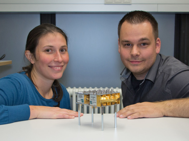 Iulia Dan (Universität Stuttgart) und Sebastian Rey (Technische Universität Braunschweig) mit dem TERAPAN Modul zur elektronischen Strahlschenkung. Bildnachweis: TU Braunschweig/Sebastian Rey