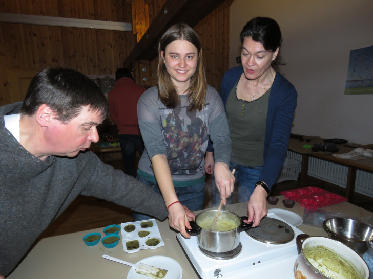 Joachim Garella unterstützt zwei Teilnehmerinnen beider Seifenherstellung.  Foto Walter Wimmer (NABU)