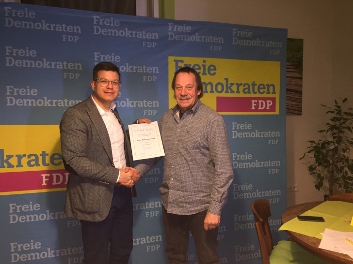 Björn Försterling und Thomas Fach bei der Ehrung Försterlings für 20 Jahre Mitgliedschaft. Foto: Max Weitemeier