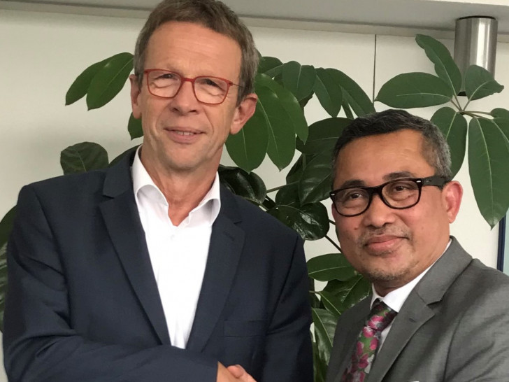 OB Klaus Mohrs (links) begrüßt Generalkonsul Dr. Bambang Susanto (rechts) in Wolfsburg. Foto: Stadt Wolfsburg