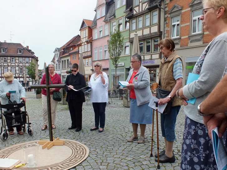 Die Pastorin Britta Grund fand während des Friedensgebets eindeutige Worte im Zusammenhang mit den Hamburger Krawallen. Foto: Achim Klaffehn