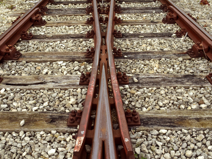 Die Bahnstrecke Harvesse – Wendeburg – Braunschweig soll nach Ansicht des Peiner Kreistages wieder für den Personenverkehr nutzbar gemacht werden. Symbolfoto: pixabay
