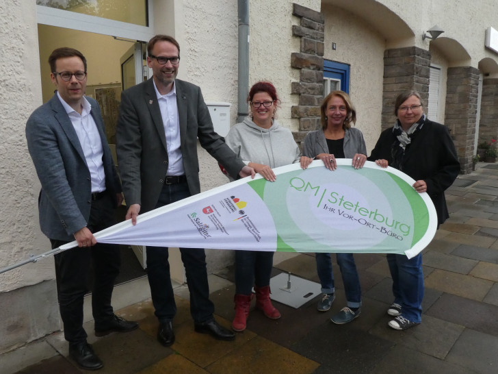 Die neuen Quartiersmanagerinnen Diana Graf (rechts) und Sabine Naats (zweite von rechts) arbeiten mit Susanne Goronzi, Leiterin des Referates Stadtumbau und Soziale Stadt (dritte von rechts), Stadtrat Michael Tacke und Michael Schunke, stellvertretender Leiter des Referats Stadtumbau und Soziale Stadt (links) zusammen. Foto: Stadt Salzgitter